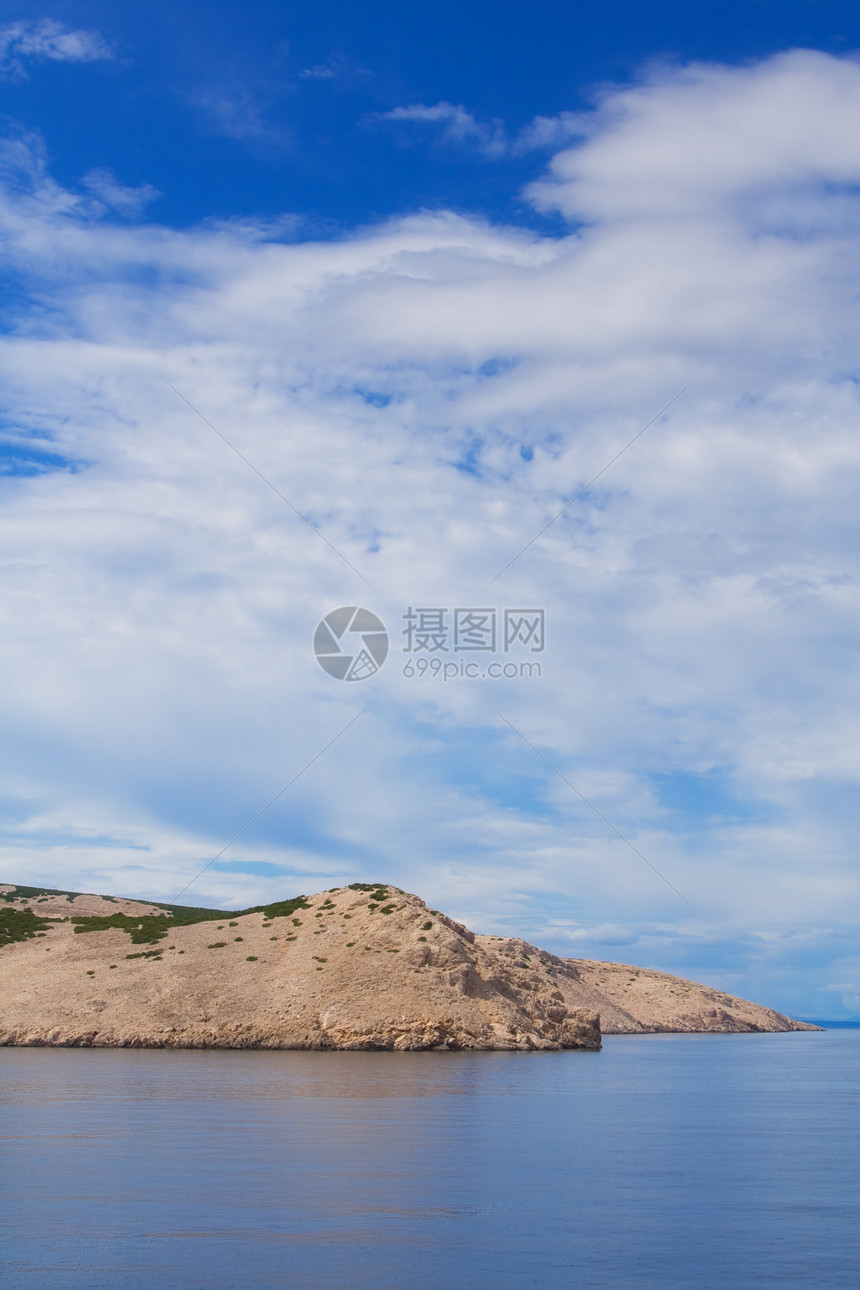 地中海沿岸水景爬坡海洋天空松树海景乡村海岸假期蓝色图片