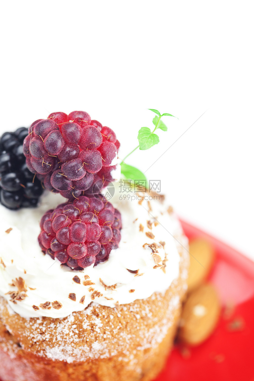松饼加奶油 薄荷奶油 草莓 黑莓和核盘子蓝色芯片小雨飞碟坚果浆果小吃巧克力蛋糕图片