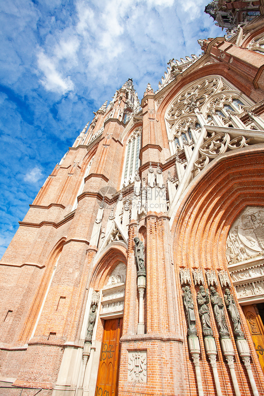 阿根廷拉普拉塔市的大教堂 阿根廷建筑学红色教会教堂天空旅行上帝雕像旅游宗教图片