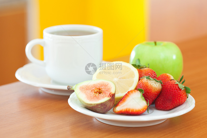 茶 饼干 苹果 柠檬 无花果和草莓盘子食物桌子杯子小吃织物陶瓷甜点餐具浆果图片