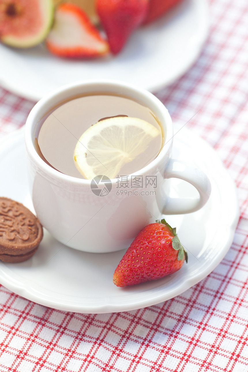 茶 饼干 无花果和草莓小吃饮料叶子甜点食物柠檬杯子水果织物美食图片