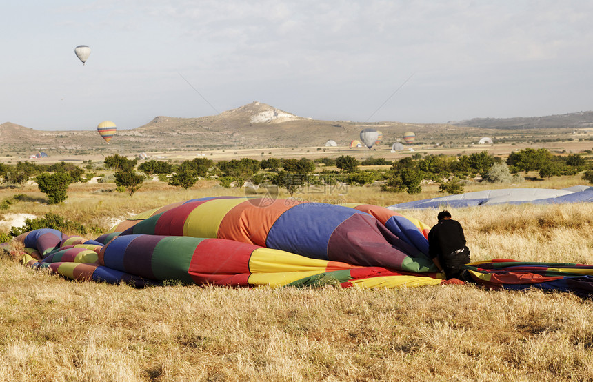 包装热气球远景火鸡荒野热气球丘陵平原图片
