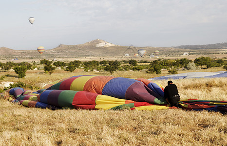 包装热气球远景火鸡荒野热气球丘陵平原背景图片