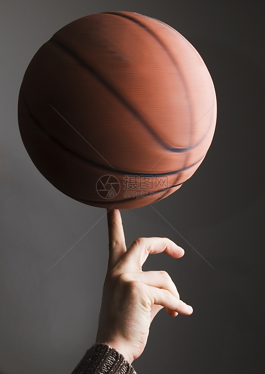 篮球滚动在手指上图片