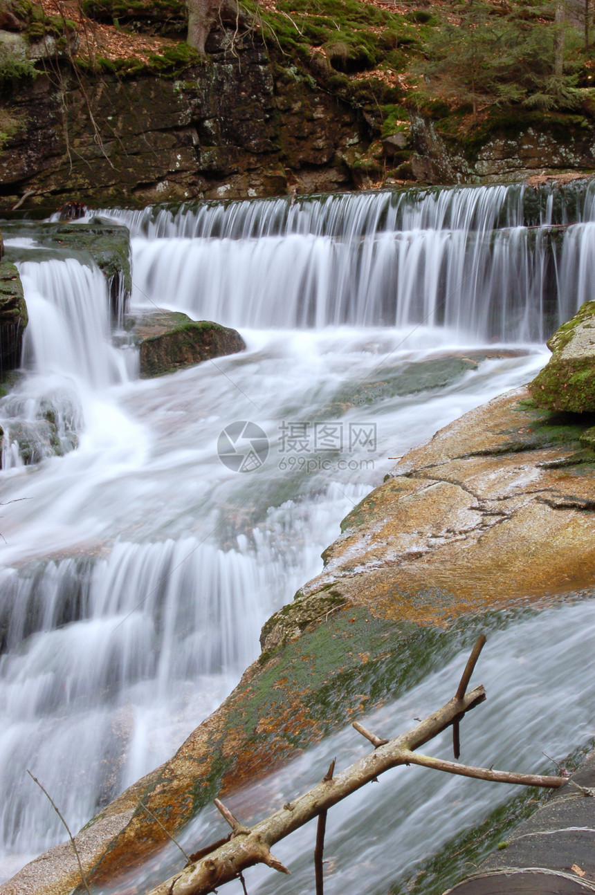 山地瀑水苔藓画报阴影旅行石头森林旅游岩石运动环境图片