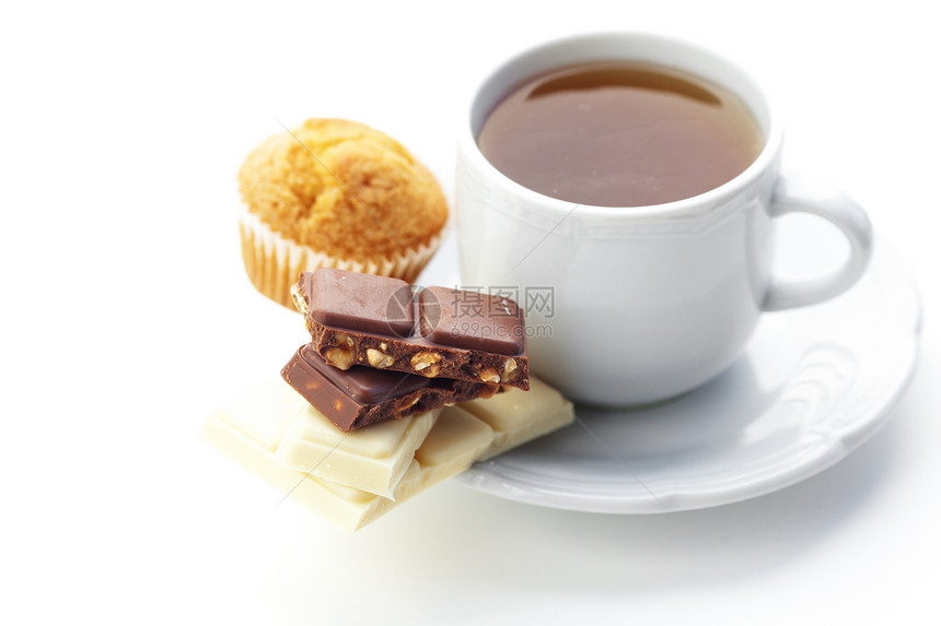 巧克力 茶叶和松饼 在白色上隔绝糖果房子飞碟早餐甜点食物牛奶装饰桌子美食图片