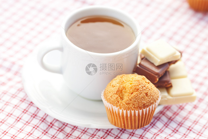 方格织物上巧克力 茶叶和松饼杯子小吃面包飞碟房子风格格子甜点牛奶糖果图片