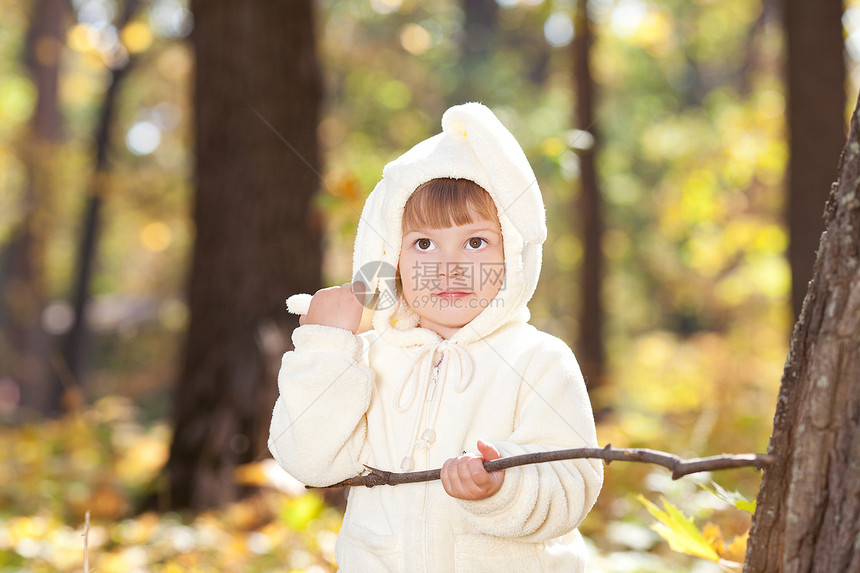 秋天森林中穿着装扮小兔子的漂亮女孩童年快乐压痛微笑女孩橙子季节女儿兔子公园图片