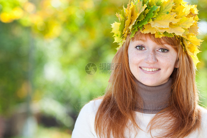 一位美丽的年轻红发女青年 在花圈的肖像地面乐趣喜悦季节享受森林成人天气女孩叶子图片