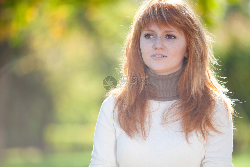 一位美丽的年轻红发女青年的肖像乐趣青少年喜悦享受地面黄色金子季节森林天气图片