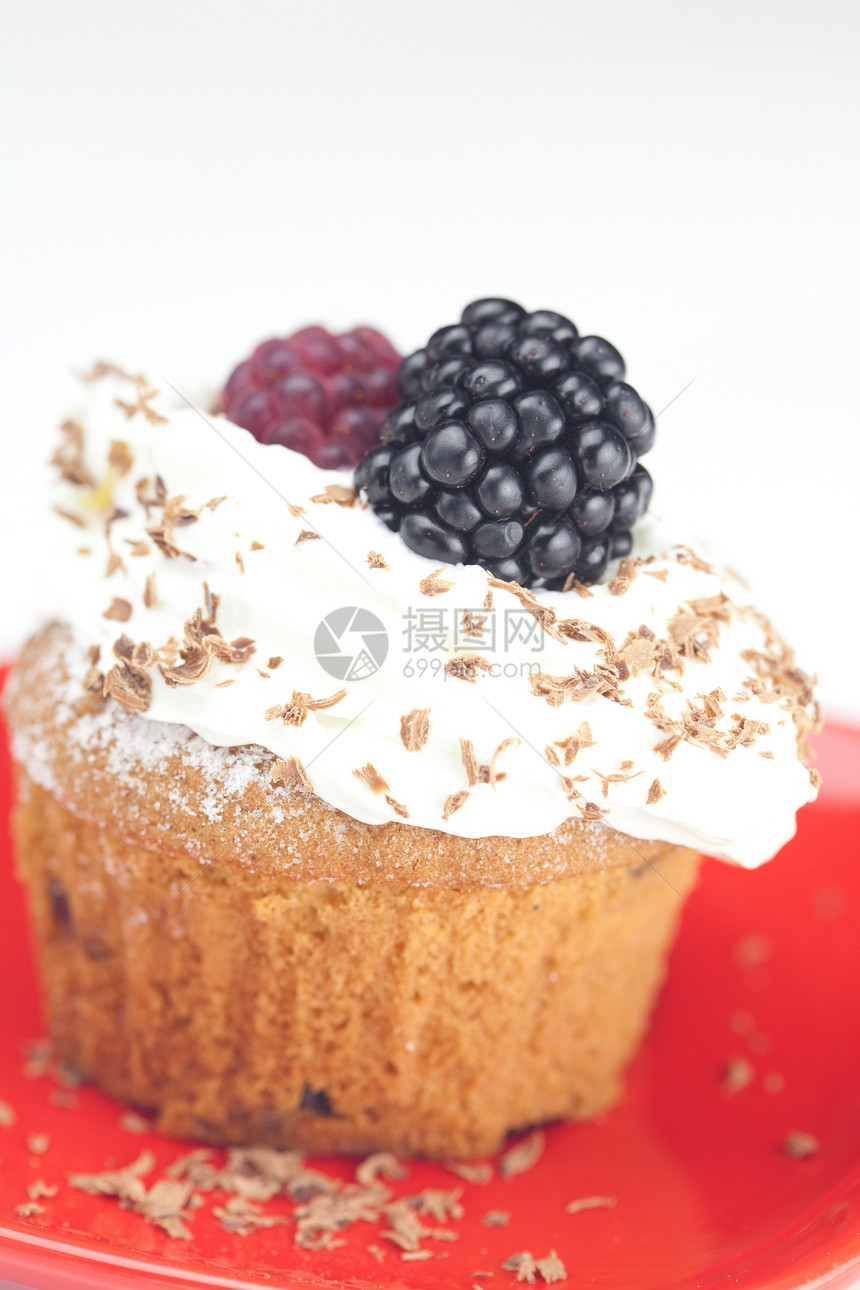 松饼加奶油 薄荷奶油 草莓 黑莓和核小雨食物盘子巧克力浆果芯片飞碟蓝色蛋糕坚果图片