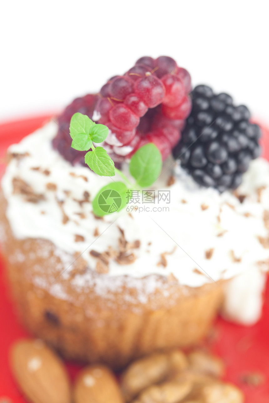 松饼加奶油 薄荷奶油 草莓 黑莓和核盘子飞碟坚果食物蛋糕覆盆子巧克力芯片蓝色小吃图片