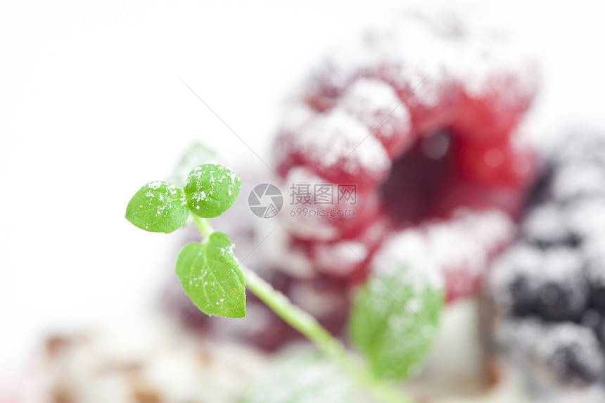 松饼加奶油 薄荷奶油 草莓 黑莓和核小吃覆盆子飞碟蛋糕芯片鞭打浆果盘子巧克力食物图片