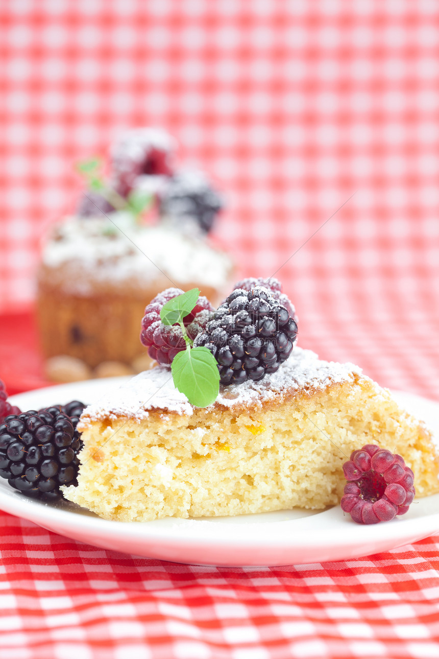 松饼加奶油 蛋糕加冰淇淋 草莓 黑莓格子坚果织物水果饮食美食巧克力盘子国家庆典图片