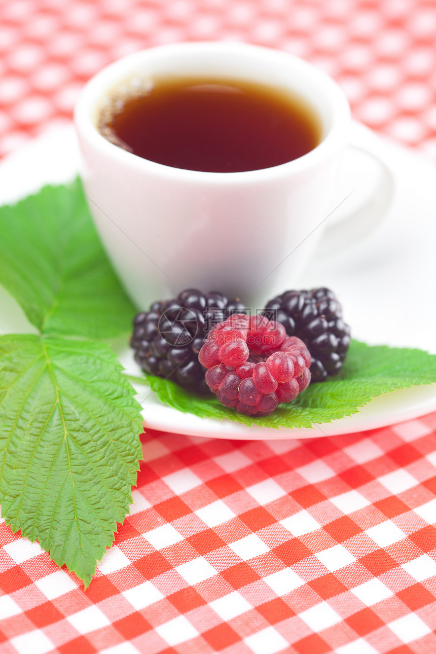 茶杯 草莓和黑莓 用白边织布上叶子水果香气营养宏观覆盆子早餐国家浆果食物手工图片