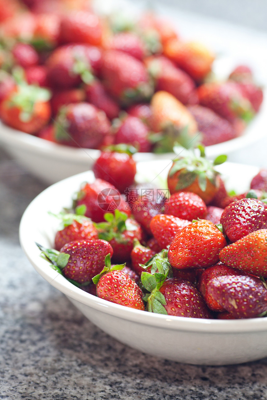 盘子上躺着的红多汁草莓宏观厨房季节水果热情茶点早餐甜点浆果生态图片