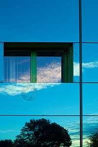反思建设反光城市镜子清洁度窗户蓝色绿色职场建筑镜像背景图片