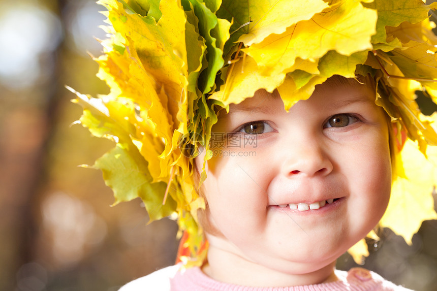 美丽的小女孩 在秋前秋叶的青树叶花圈中童年森林橙子季节女孩孩子微笑叶子乐趣幸福图片