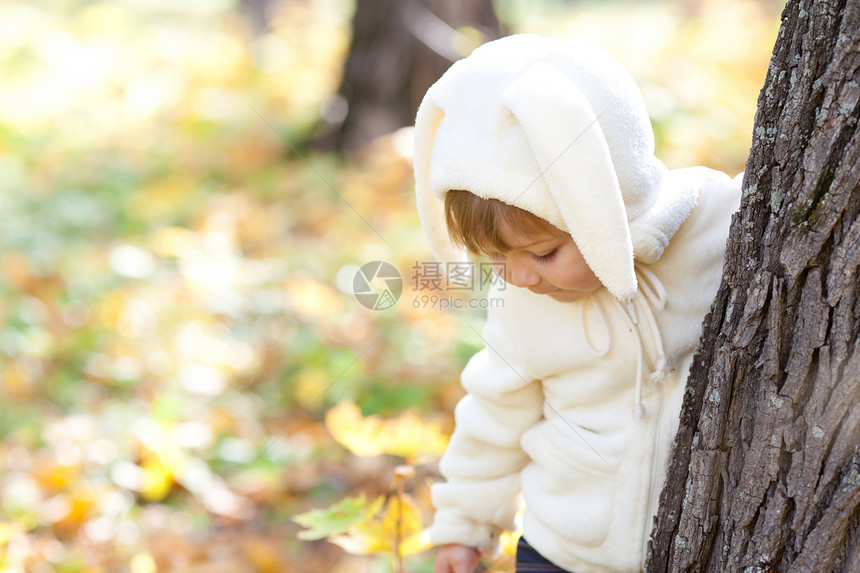秋天森林中穿着装扮小兔子的漂亮女孩女儿微笑快乐橙子幸福乐趣女孩女性童年兔子图片