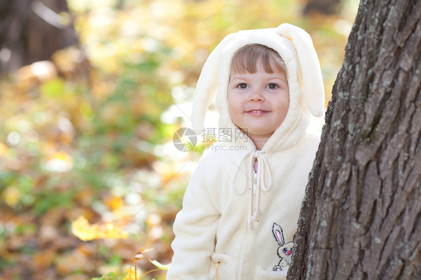 秋天森林中穿着装扮小兔子的漂亮女孩女儿兔子叶子喜悦童年季节橙子孩子压痛公园图片
