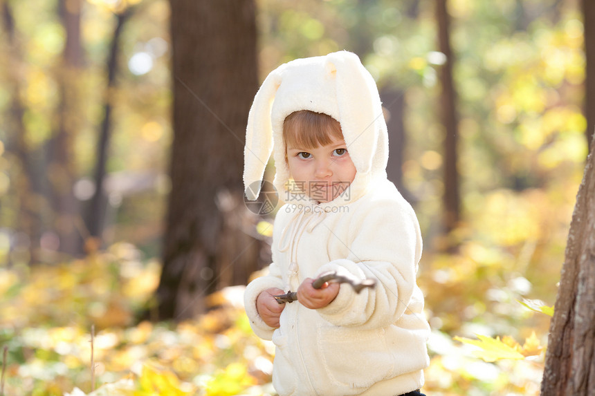 秋天森林中穿着装扮小兔子的漂亮女孩喜悦童年快乐压痛戏服季节幸福女性女孩兔子图片