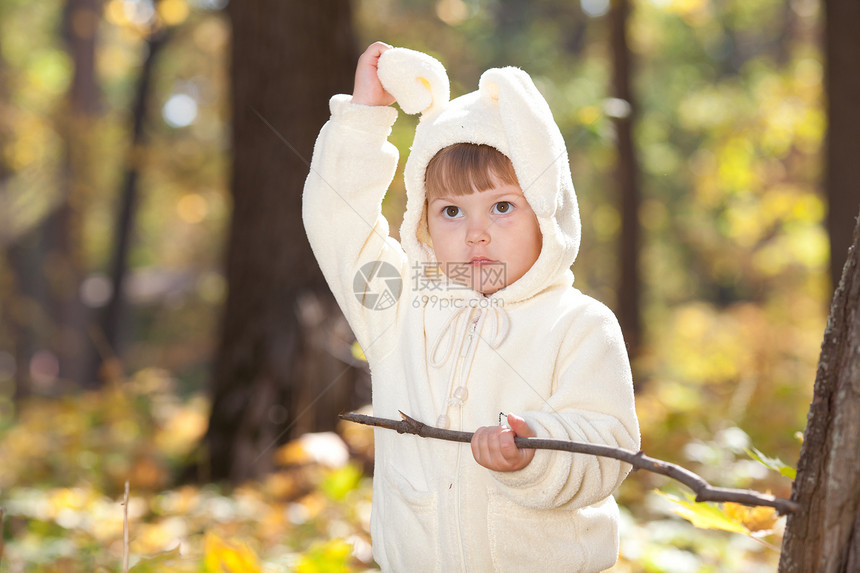 秋天森林中穿着装扮小兔子的漂亮女孩戏服孩子女孩兔子公园季节叶子幸福喜悦女儿图片