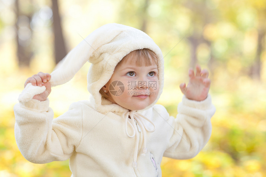 秋天森林中穿着装扮小兔子的漂亮女孩橙子叶子童年女儿压痛乐趣季节女孩快乐女性图片