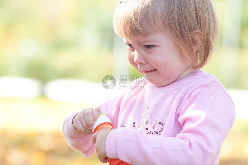 美丽的小女孩在秋天的森林里哭泣情感女儿儿童女孩隐藏孤独微笑乐趣游戏孩子图片