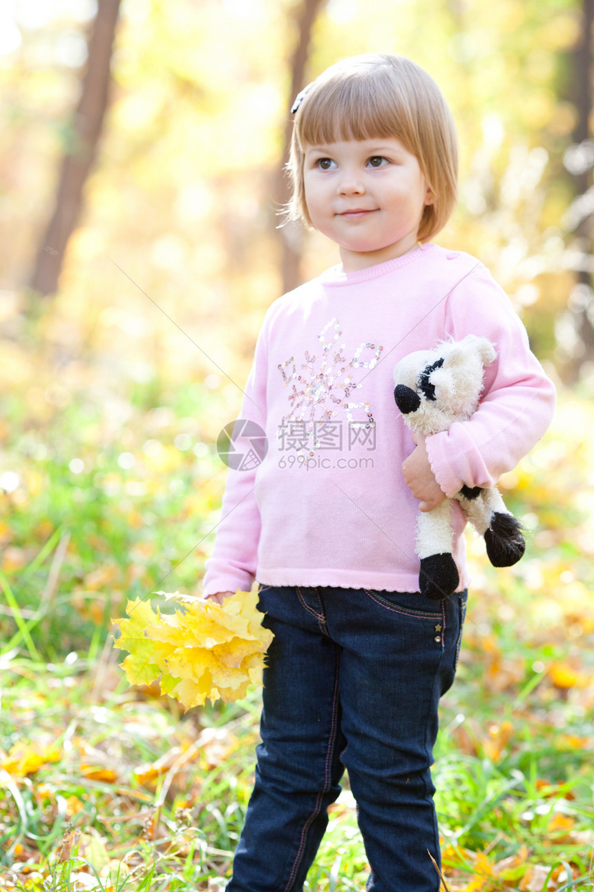 秋天森林上美丽的小姑娘快乐压痛红色孩子女孩微笑季节叶子童年橙子图片