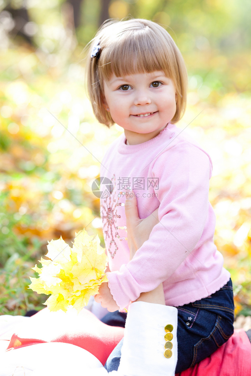 秋天森林上美丽的小姑娘乐趣女儿叶子公园喜悦童年压痛快乐黄色女性图片