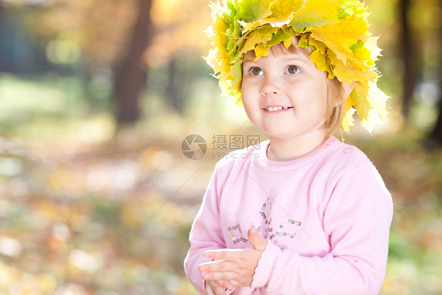 美丽的小女孩 在秋前秋叶的青树叶花圈中幸福女孩孩子童年森林叶子女儿喜悦微笑女性图片