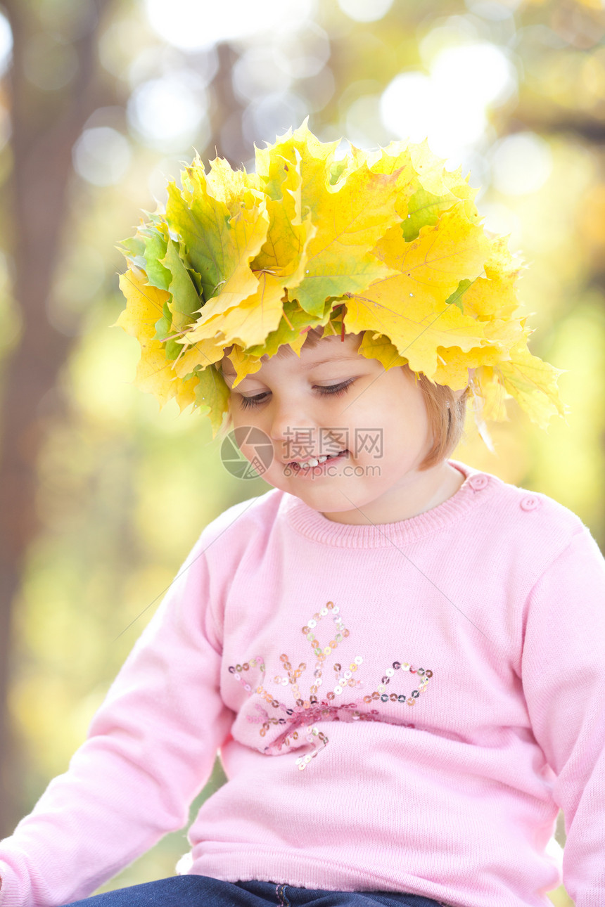 美丽的小女孩 在秋前秋叶的青树叶花圈中快乐黄色喜悦季节孩子压痛女孩女性橙子公园图片