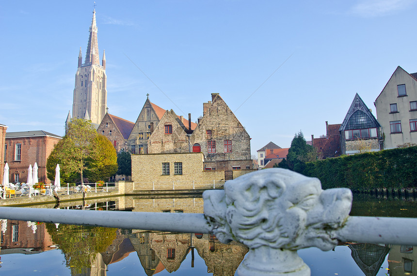 秋季上午在比利时布鲁日(Bruges)图片