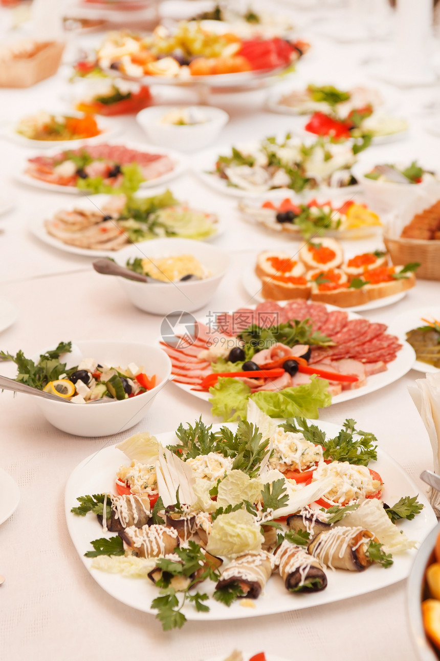 在婚礼派对上吃饭用餐烧烤海鲜烹饪玻璃酒店食物饮食庆典俱乐部图片