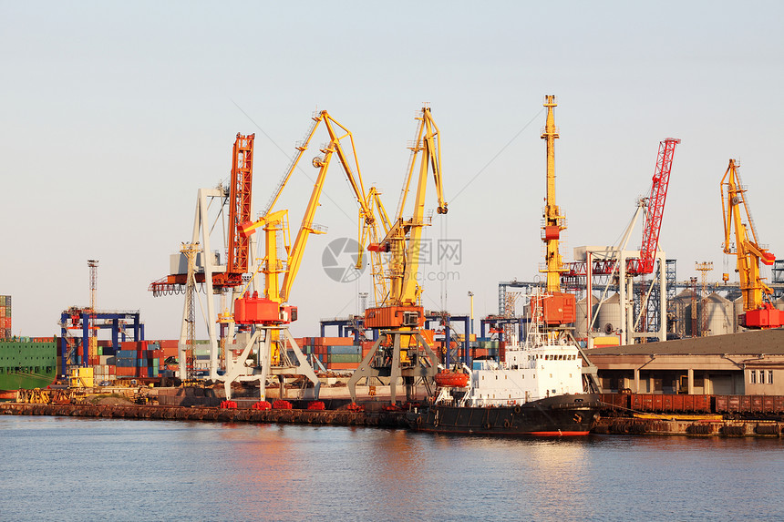 乌克兰敖德萨海港贸易货物天空船运运输加载航行商业航海仓库图片