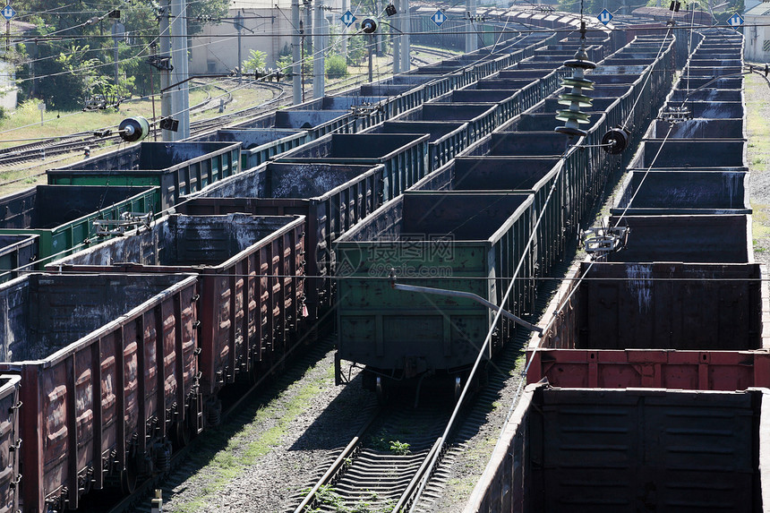 铁路上的大型货运站商业路线过境路口金属机车小路交通天空通勤者图片
