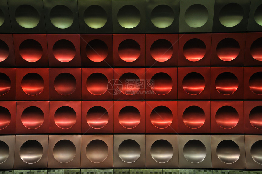 布拉格地铁站的红色 绿色 银墙艺术隧道圆圈正方形管子建筑学金属条纹装饰品车站图片
