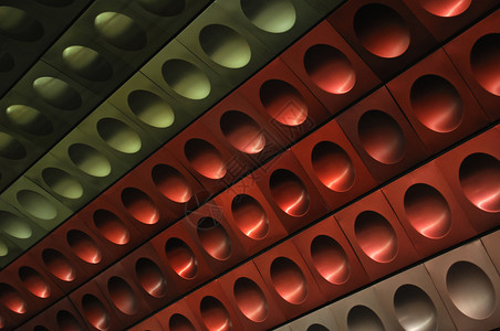 布拉格地铁站的红色 绿色 银墙装饰品正方形隧道金属车站条纹艺术圆圈管子建筑学背景图片