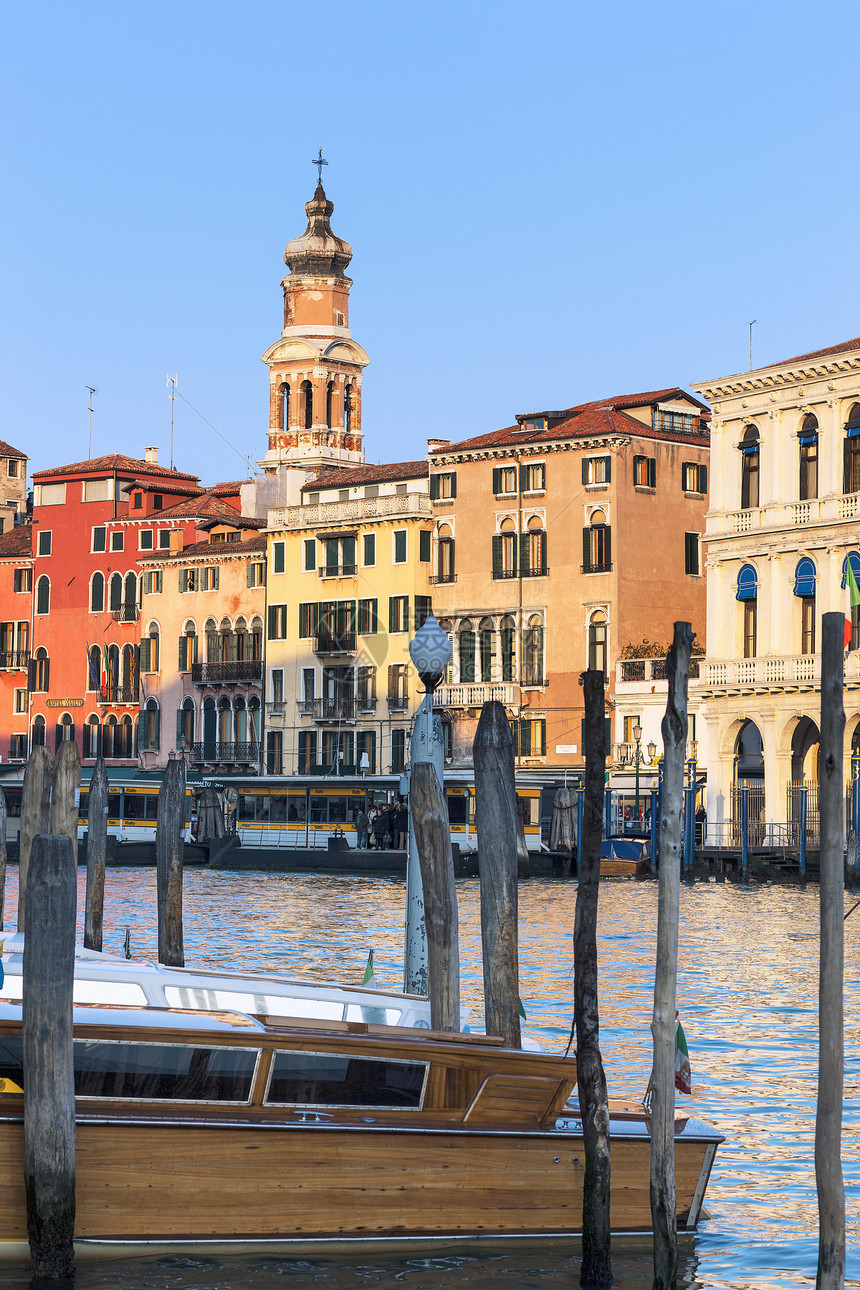 威尼斯大运河奶奶游客建筑学太阳蓝色阳台阳光蜜月假期天空图片