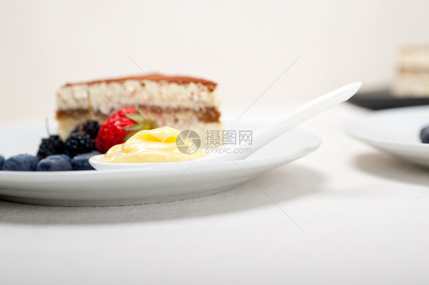 甜点加浆果和奶油糕点粉末宏观美食图层盘子食物可可水果小吃图片