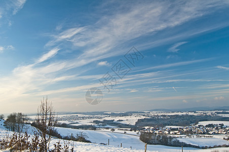 冬季森林土地天空风景蓝色全景太阳国家场景村庄背景图片