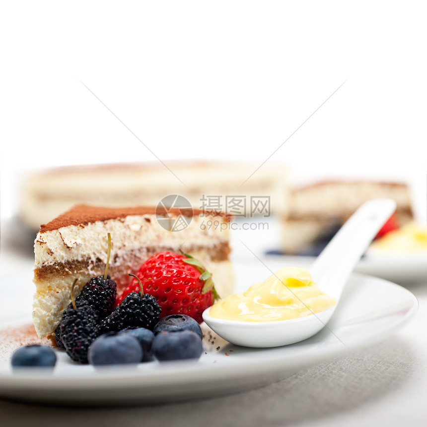 甜点加浆果和奶油食物可可小吃图层糕点粉末蛋糕宏观盘子水果图片