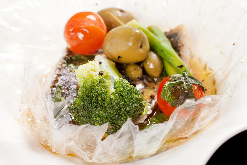 有蔬菜的鱼香料西红柿美食盘子午餐芹菜食物茶点鱼片酱料图片