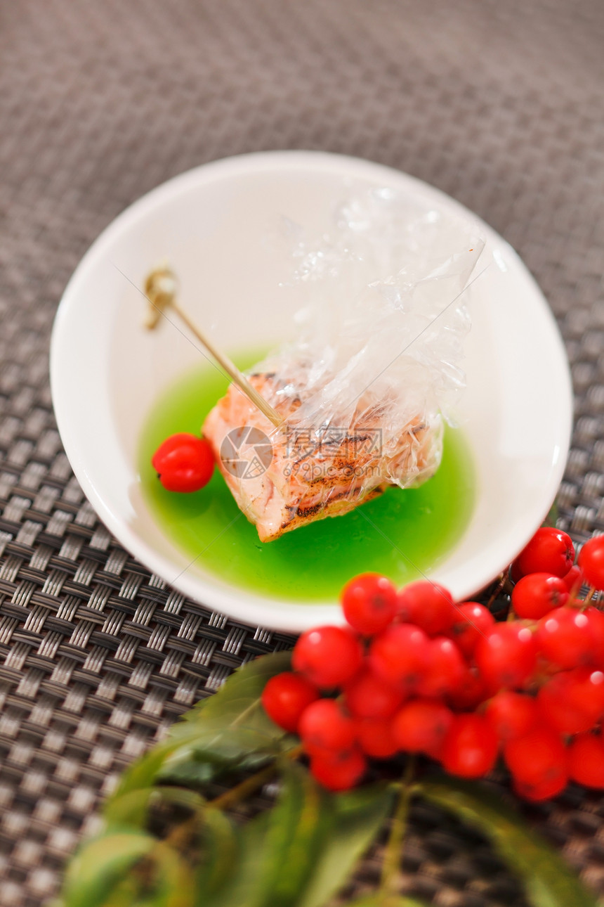 烤鲑鱼加果冻红色派对盘子美味绿色图片