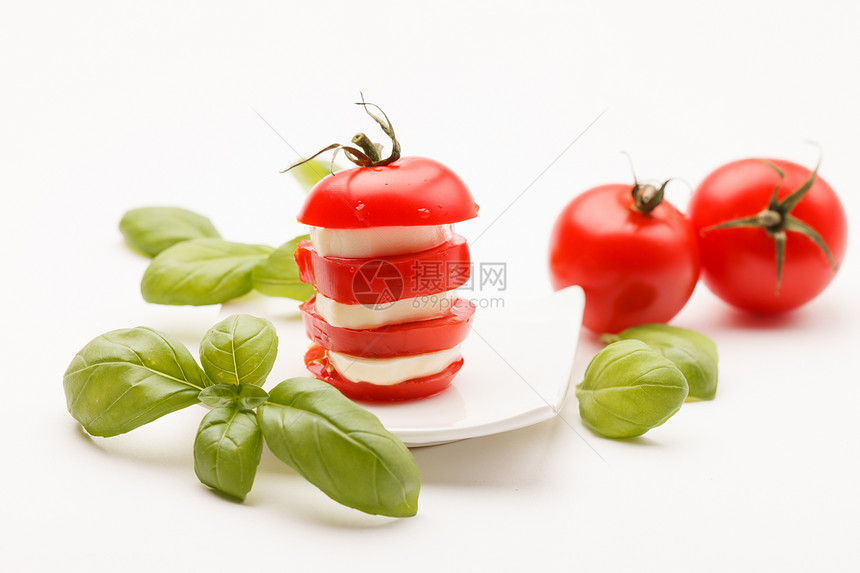 番茄和莫扎里切片 配有叶营养小吃美食食物水果圆形红色绿色蔬菜沙拉图片