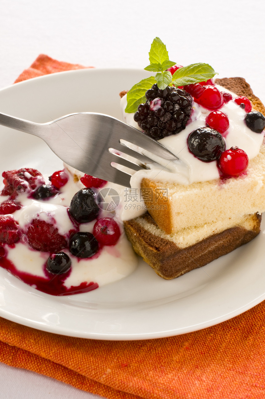 水果和Yoghurt蛋糕奶油盘子红色甜点馅饼绿色覆盆子白色叶子酸奶图片
