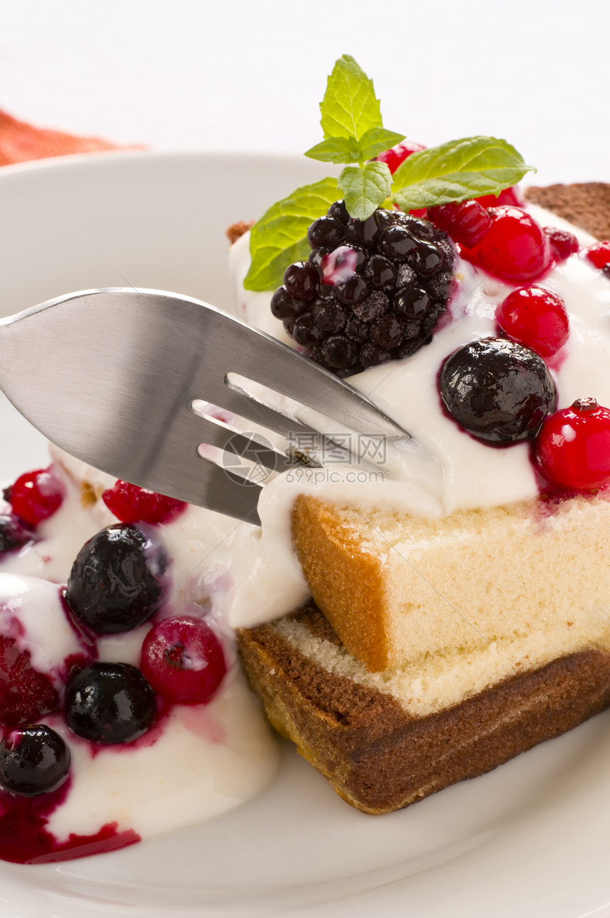 水果和Yoghurt蛋糕薄荷甜点盘子奶油酸奶覆盆子面包白色叶子馅饼图片