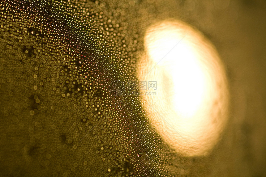 滴上灯光宏观圆圈液体反射水滴玻璃天气环境图片