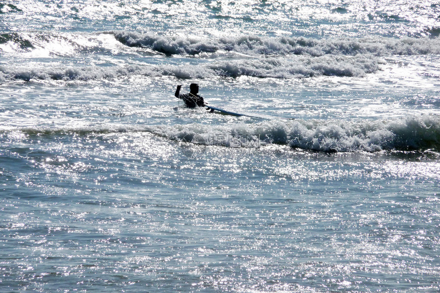 布莱顿人冲浪海岸线休闲海洋冲浪板男人男性波浪晴天运动剪影图片