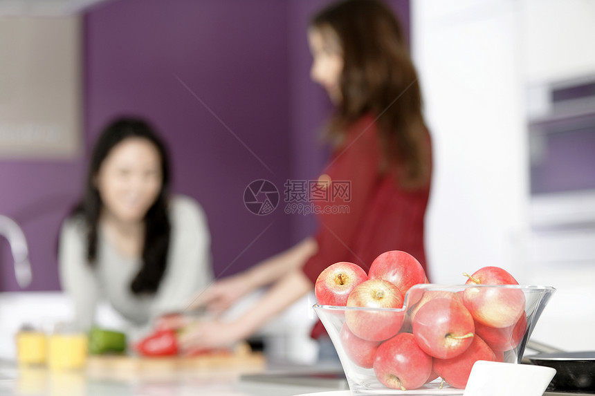 两个朋友在准备食物朋友们乐趣蔬菜帮助厨房食谱果汁烹饪房子橙子图片